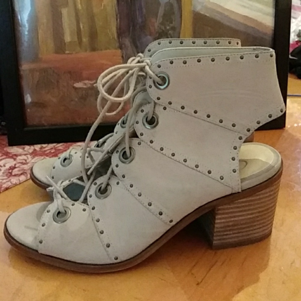 Opened toe lace up shoes